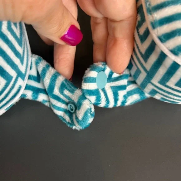 New - 2 Neck Travel Pillows - Pink, Teal & White Geometric - Picture 5 of 15